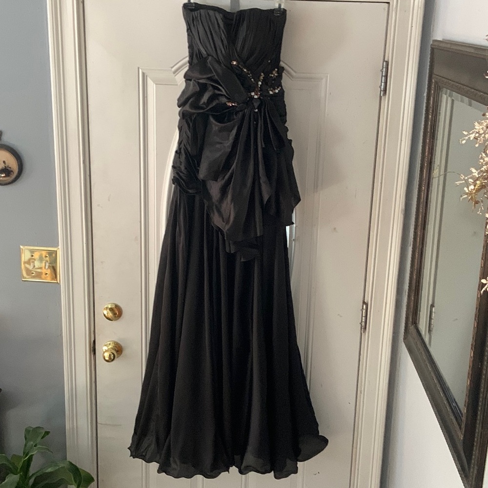 BLACK STRAPLESS Embellished gown. Measures 32-26-35. Size 2/4/6 US